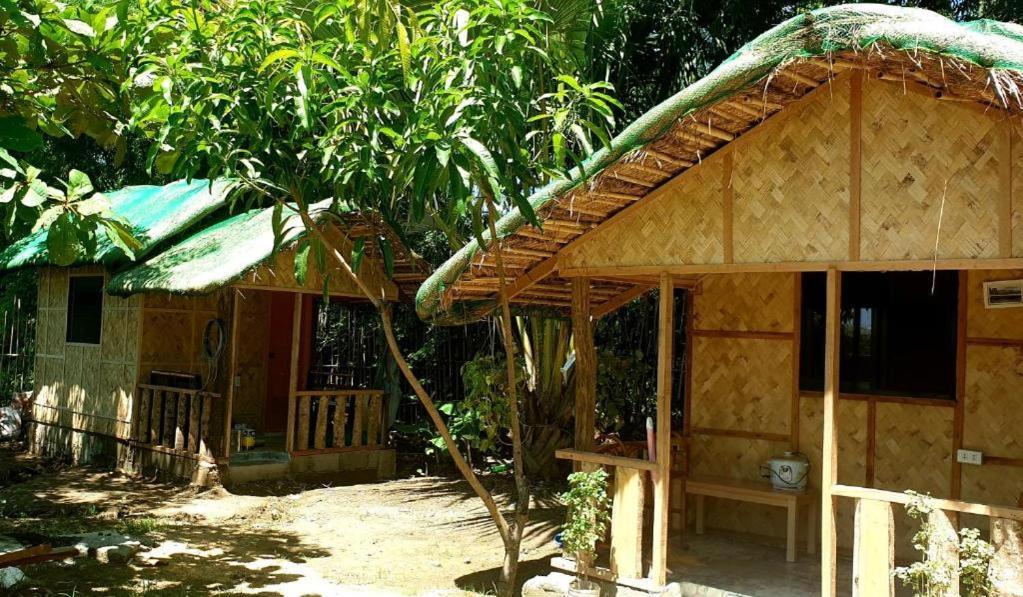 Traditional Filipino Transient House And Huts Near 100 Islands Wharf 알라미노스 외부 사진