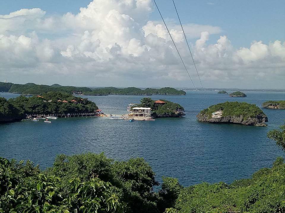 Traditional Filipino Transient House And Huts Near 100 Islands Wharf 알라미노스 외부 사진